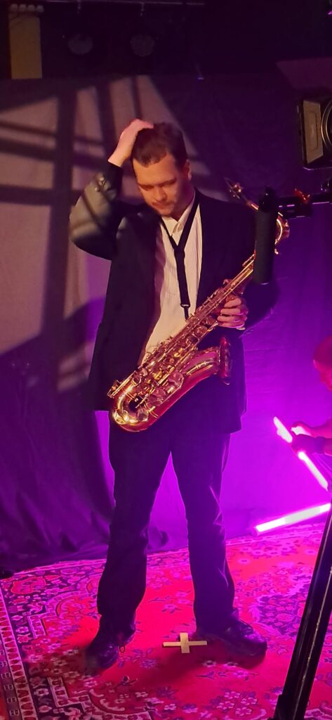 Hari Harmonies - Professional Saxophonist for Hire